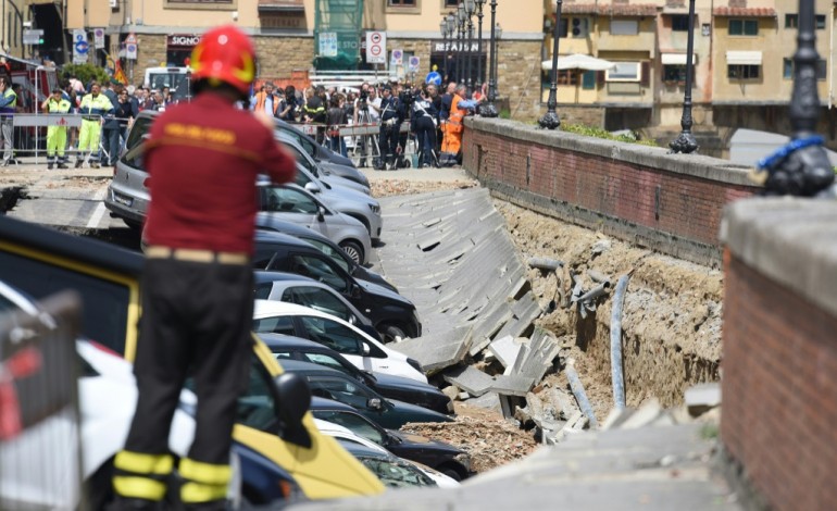 Florence (Italie) (AFP). Italie: 200 mètres de quai s'écroulent près du Ponte Vecchio à Florence