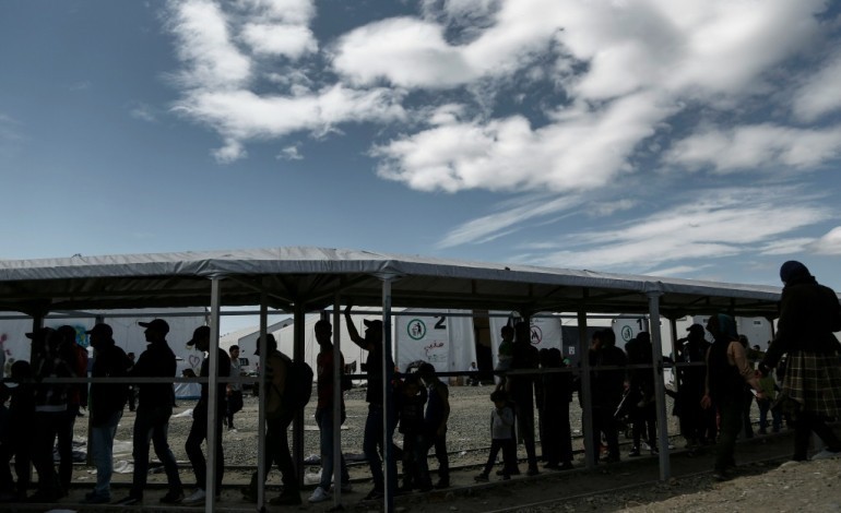 Thessalonique (Grèce) (AFP). Grèce: hors de la boue, les évacués d'Idomeni face à de nouvelles difficultés 