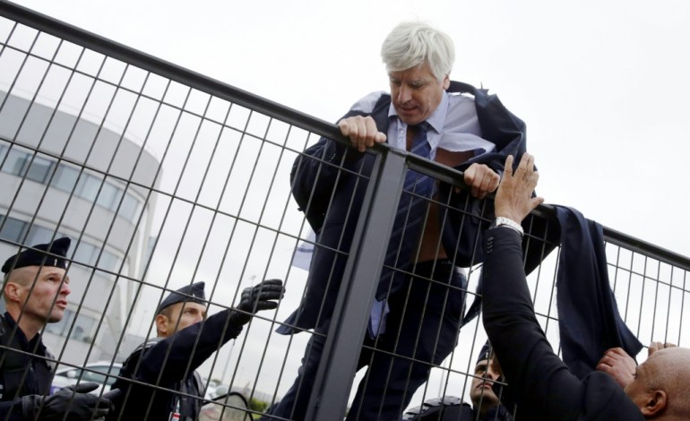 Bobigny (AFP). Chemise arrachée à Air France: des adhérents CGT devant la justice, en pleine épreuve de force dans la rue
