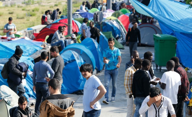 Paris (AFP). A Paris, les migrants replantent leurs tentes dans les jardins d'Eole