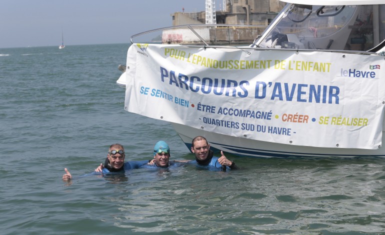 Trois nageurs, dont le champion Hughes Dubosq, natif de Saint-Lô, traversent l'estuaire de la Seine