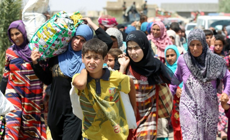 PRES DE FALLOUJA (Irak) (AFP). Lutte contre l'EI en Irak et Syrie: des centaines de civils fuient Fallouja