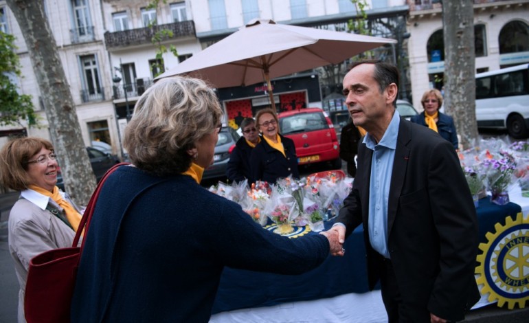 Béziers (AFP). A Béziers, le FN isole Robert Ménard, accusé de ne pas jouer la victoire de Marine Le Pen