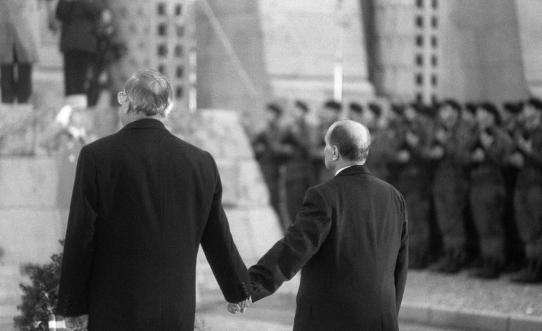 Verdun (France) (AFP). Mitterrand et Kohl à Verdun: main dans la main devant l'histoire