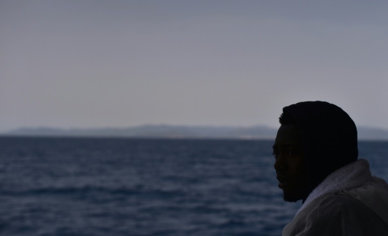 Londres (AFP). Sauvetage de 19 migrants dans une embarcation en train de sombrer au large de Douvres