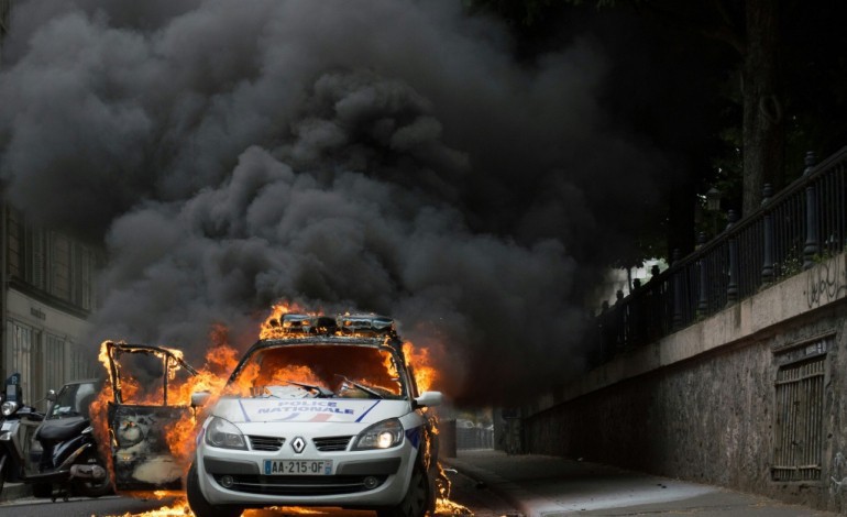 Paris (AFP). Voiture de police incendiée: un cinquième suspect, un Américain de 27 ans, mis en examen et écroué