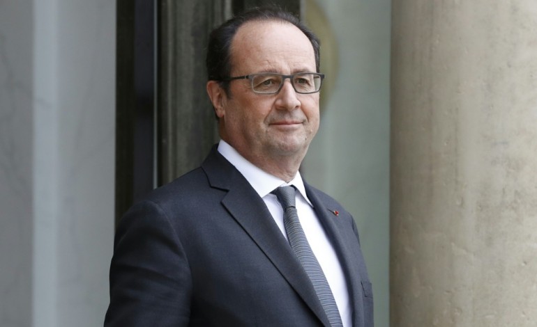 Paris (AFP). Recherche: Hollande renonce aux annulations de crédit de 134 millions d'euros