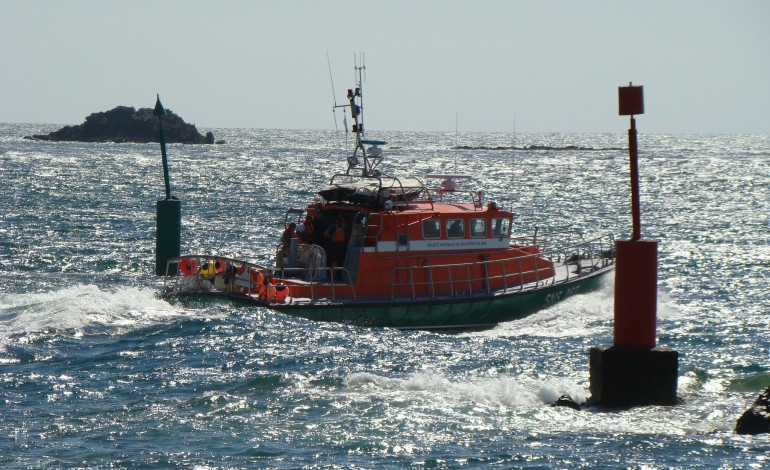 Naufrage d'un bateau de pêche au large de la Manche : quatre marins secourus