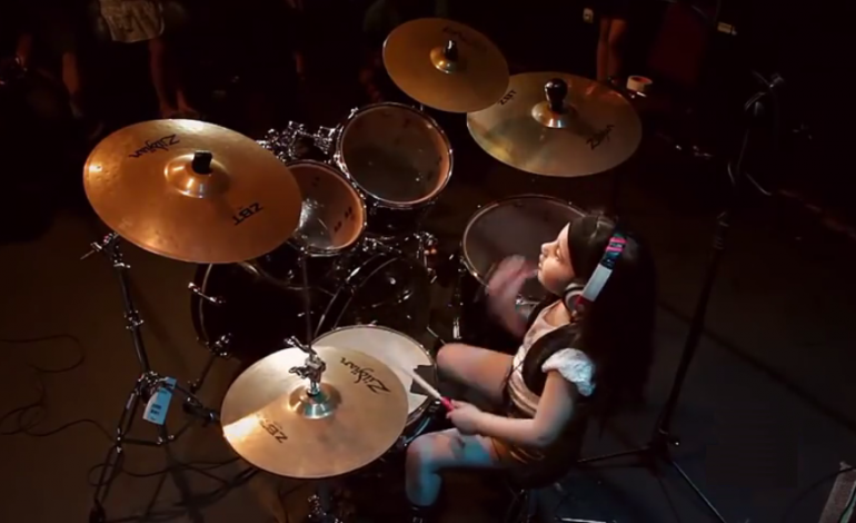 VIDEO - Eduarda, 5 ans, joue de la batterie comme une pro !