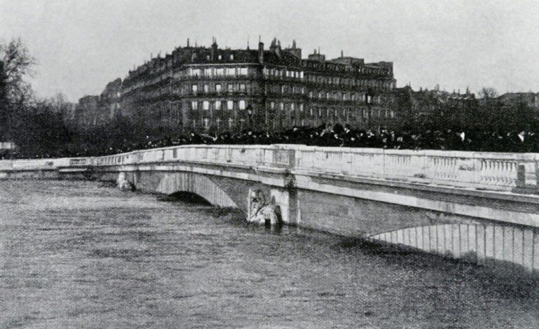 Paris (AFP). La grande inondation de 1910 à Paris et dans la région