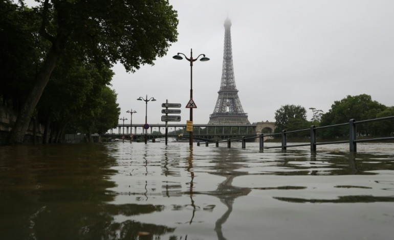 Paris (AFP). Le long de la Seine qui gonfle, Paris se prépare au pic de la crue vendredi