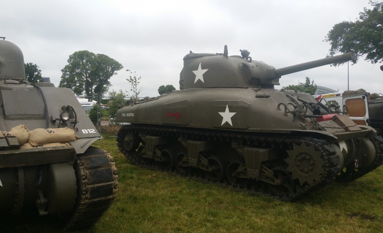 Anniversaire du D-Day en Normandie : des chars Sherman débarquent dans la Manche