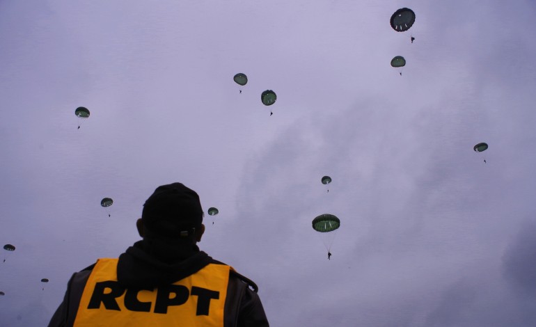 72e anniversaire du D-Day : dans les coulisses d'un parachutage