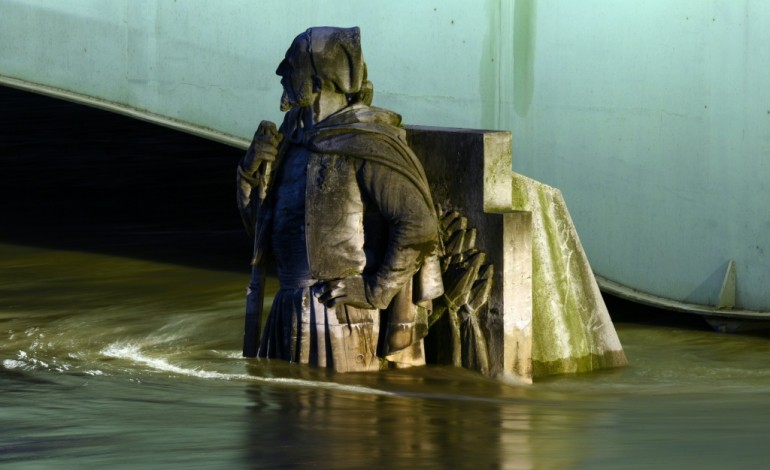Paris (AFP). Inondation: la Seine entame sa décrue 