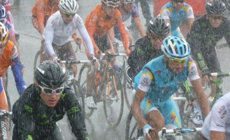 Tour de France: La pluie attendait les coureurs à Avranches.