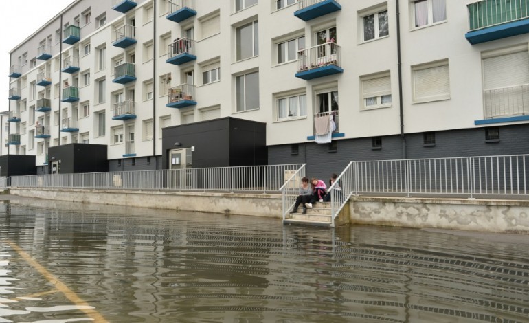 Paris (AFP). Inondations: le difficile retour à la normale