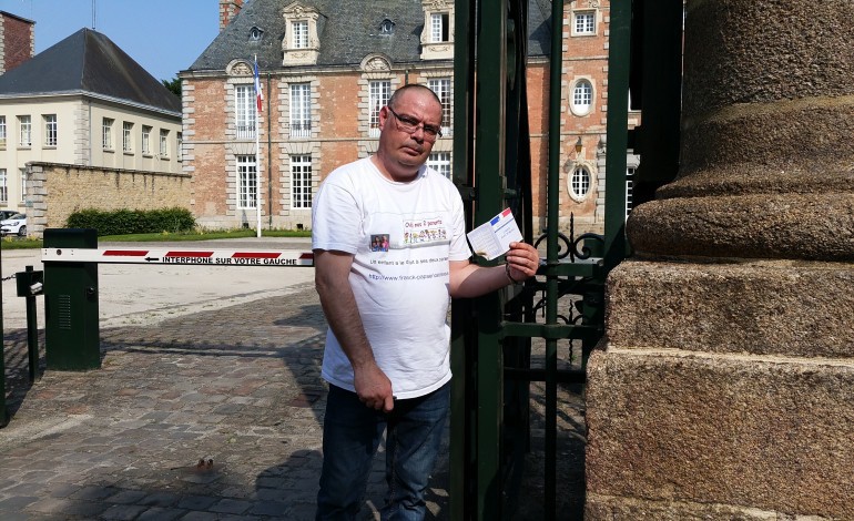 Un père de famille désespéré se menotte à la préfecture de l'Orne et brûle sa carte d'électeur