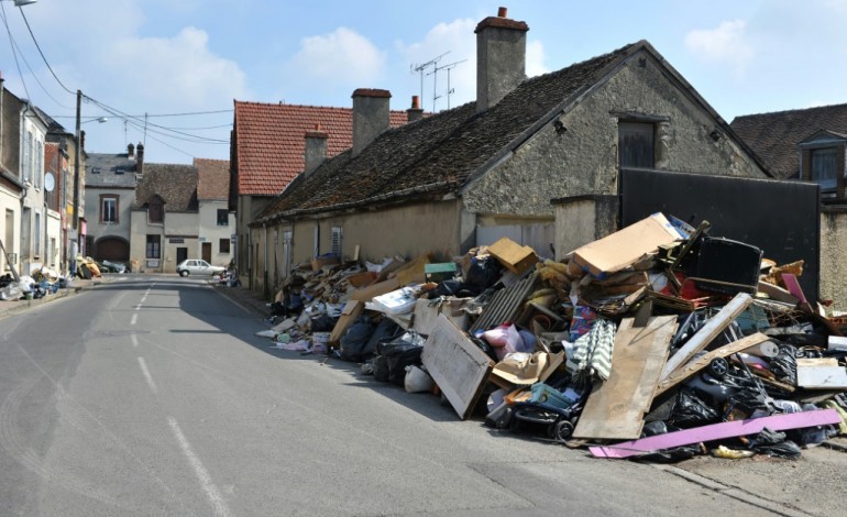Paris (AFP). Inondations: l'aide du fonds d'urgence sera "de 500 euros en moyenne par foyer", selon Valls