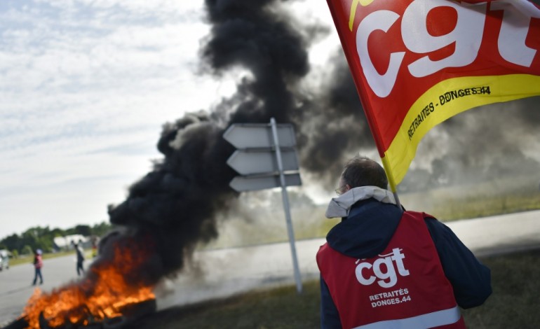 Paris (AFP). La grève continue dans deux raffineries Total, malgré un vote contraire des salariés