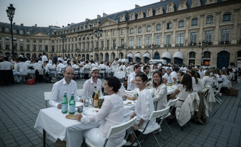 Paris (AFP). Sept mille "dîneurs en blanc" Place Vendôme à Paris
