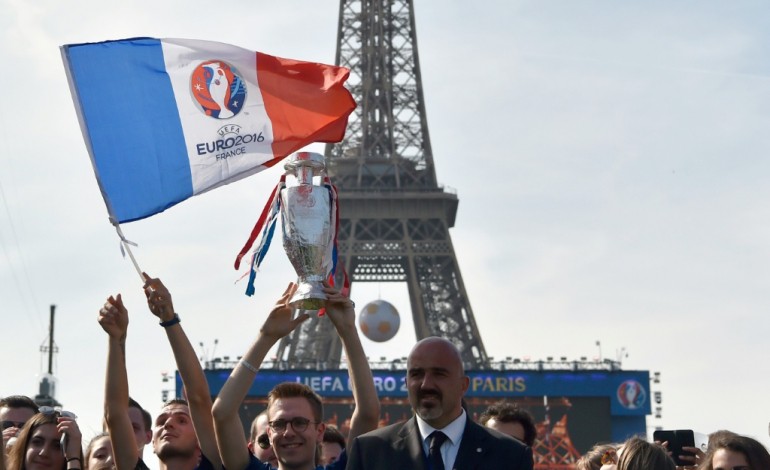 Paris (AFP). Euro-2016: la fête et les contrôles sur la fan zone de la Tour Eiffel