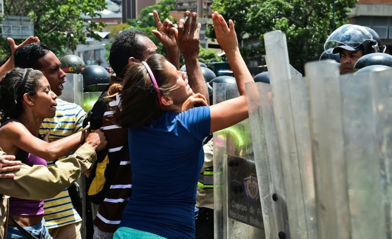 Caracas (AFP). Venezuela: entre heurts et pillages, le référendum anti-Maduro fait son chemin