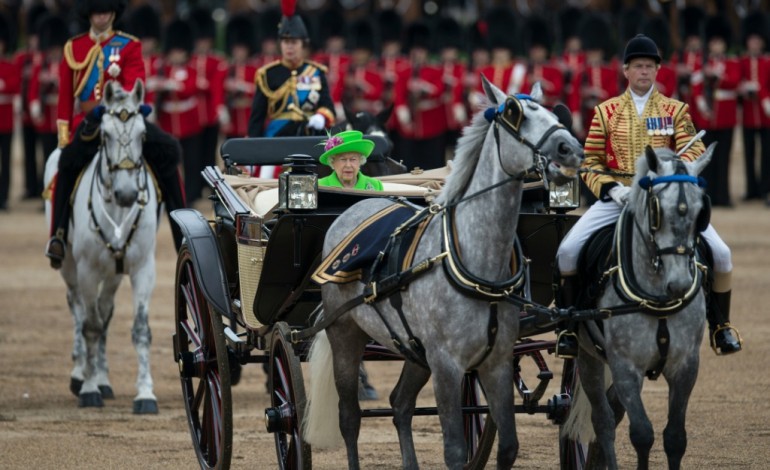Londres (AFP). Royaume-Uni: défilé militaire et parade aérienne pour les 90 ans de la Reine