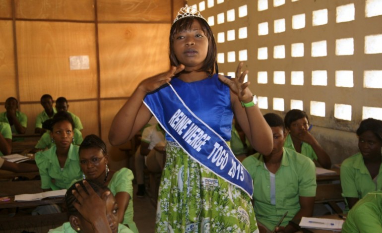Lomé (AFP). Au Togo, les "reines vierges" prônent l'abstinence dans les écoles