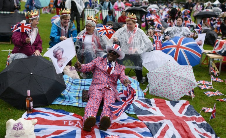 Londres (AFP). Londres: la pluie s'invite au pique-nique géant pour l'anniversaire d'Elizabeth II