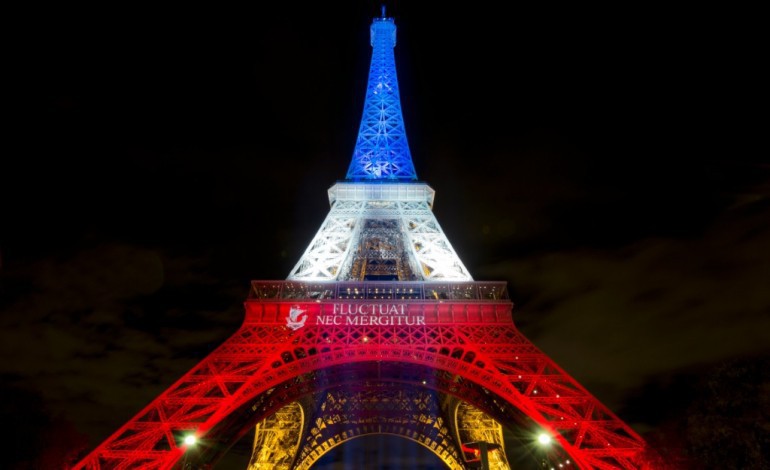 Paris (AFP). Orlando: la tour Eiffel dans la soirée aux couleurs américaines