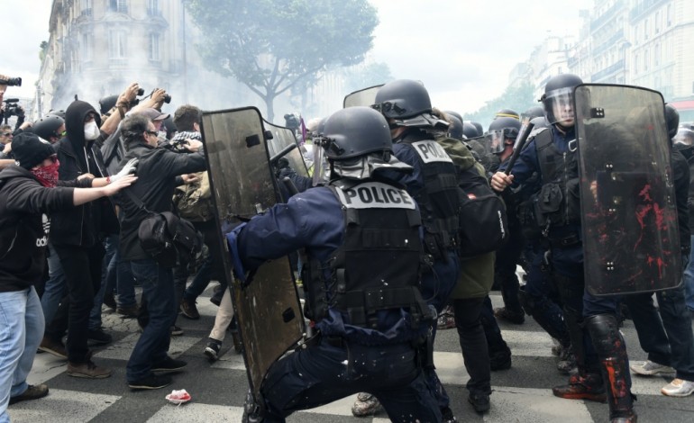 Paris (AFP). Loi travail: affrontements entre policiers et plusieurs centaines de personnes encagoulées, 13 interpellations