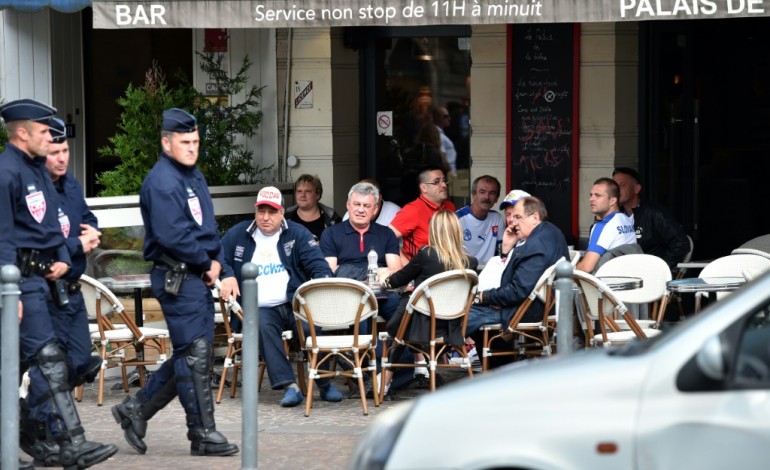 Lille (AFP). Euro-2016: à Lille, les supporters déjà en quête de bière, redoutent des affrontements