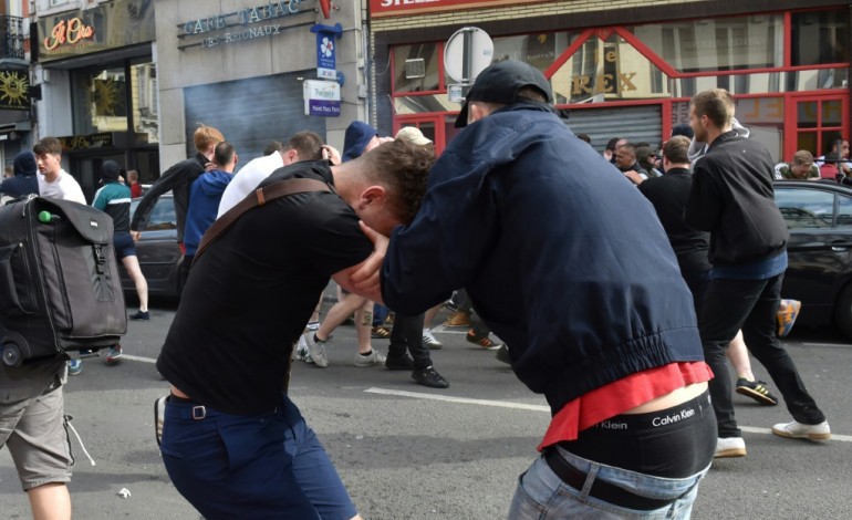 Lille (AFP). Lille: au moins un blessé dans des échauffourées entre supporters britanniques et forces de l'ordre