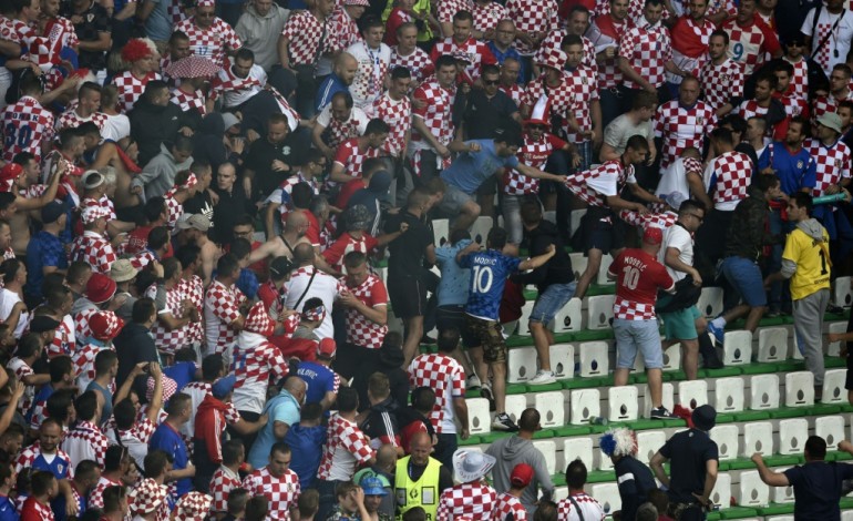 Paris (AFP). Euro-2016: l'UEFA poursuit Croatie et Turquie, verdict lundi