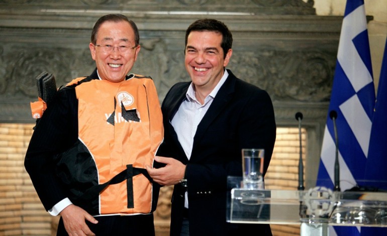 Athènes (AFP). Migrants: Ban Ki-Moon en Grèce se voit offrir un gilet de sauvetage 