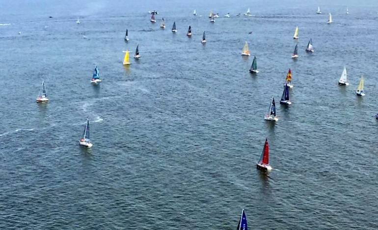 La flotte de la solitaire Bompard Le Figaro en difficulté dès le début de la course