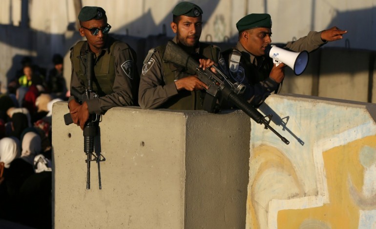 BEIT OUR AL-TAHTA (Territoires palestiniens) (AFP). L'armée israélienne tue un jeune Palestinien, peut-être par erreur
