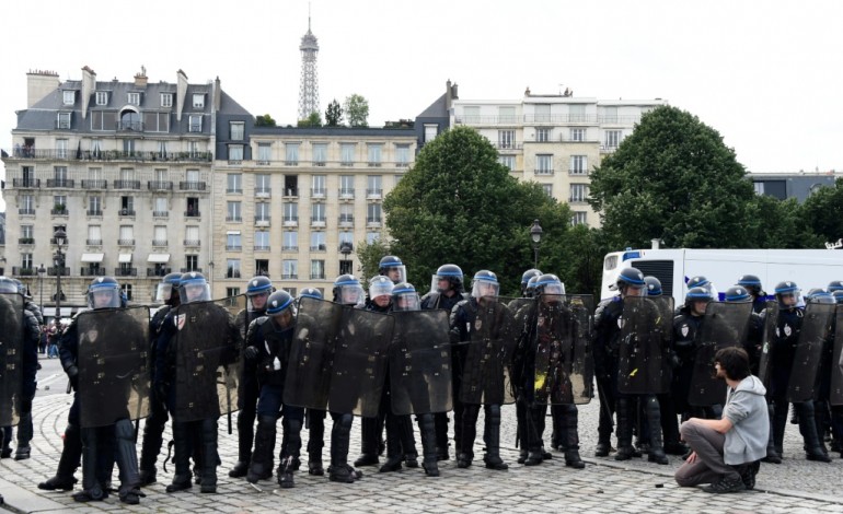 Paris (AFP). Manifestation: l'interdiction n'est pas un arbitrage" de Hollande