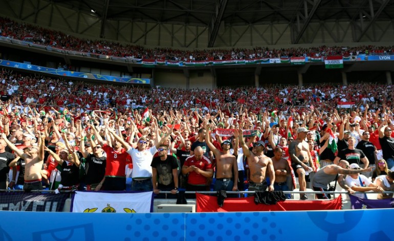 Décines-Charpieu (France) (AFP). Euro-2016: des milliers de supporters hongrois ont rejoint à pied le Parc OL