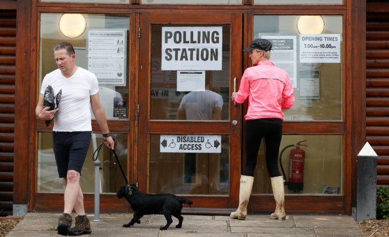 Londres (AFP). Royaume-Uni/référendum: fermeture des bureaux de vote, le dépouillement commence