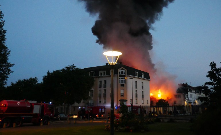 Rouen : violent incendie dans un entrepôt de pneus
