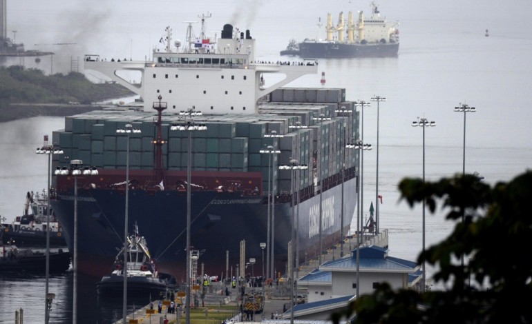 Agua Clara (Panama) (AFP). Panama: un porte-conteneur chinois inaugure le canal élargi