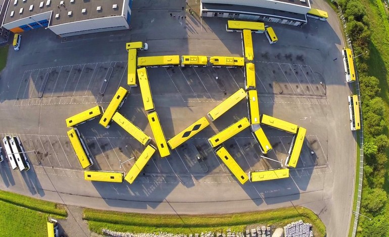 Tour de France : à Cherbourg, 23 bus pour former un vélo géant (vidéo)