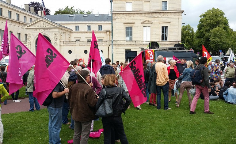 Loi Travail : les syndicats du Calvados remettent une votation citoyenne à la préfecture