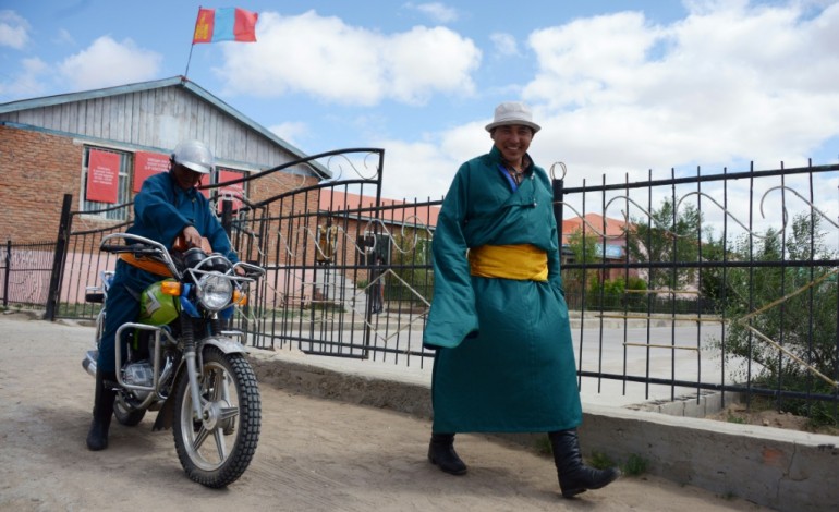 Mandalgovi (Mongolie) (AFP). La Mongolie élit ses députés, en rêvant d'un meilleur destin économique