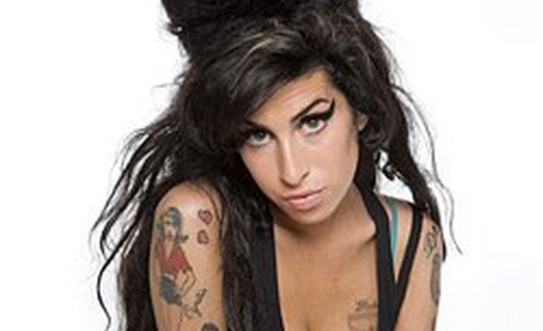 Des artistes du monde entier rendent hommage à Amy Winehouse!