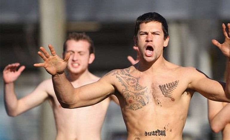 Les « Nude Blacks », des Néo-Zélandais qui jouent au rugby tout nus.