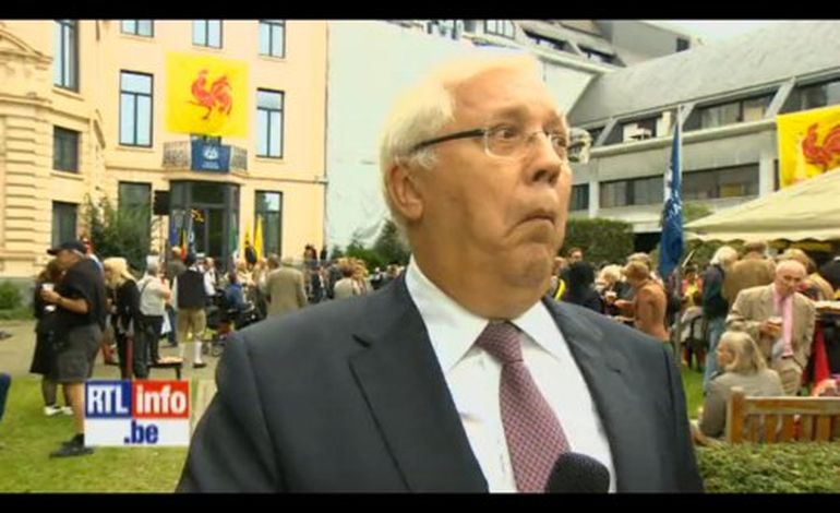 Un élu belge drague la présentatrice du JT en direct à la télévision.