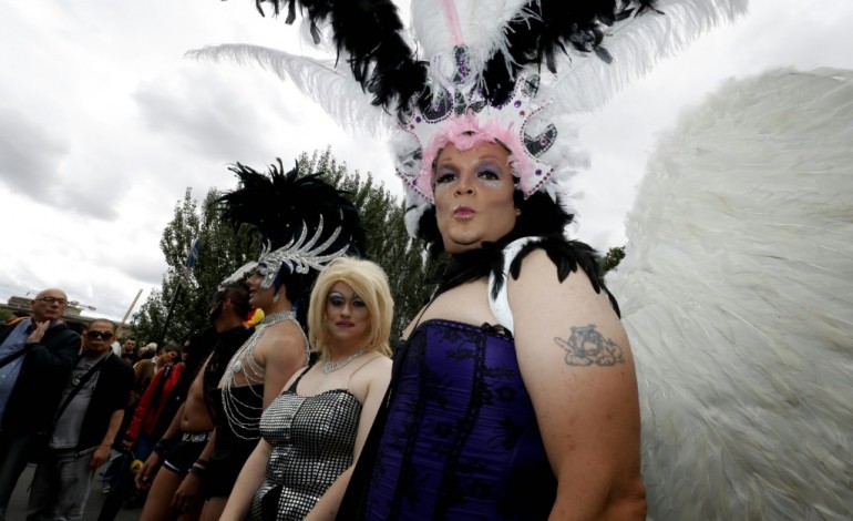 Paris (AFP). La Gay Pride défile sous haute sécurité à Paris