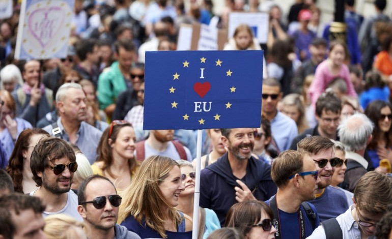 Londres (AFP). A Londres, des milliers de Britanniques disent "je t'aime" à l'UE